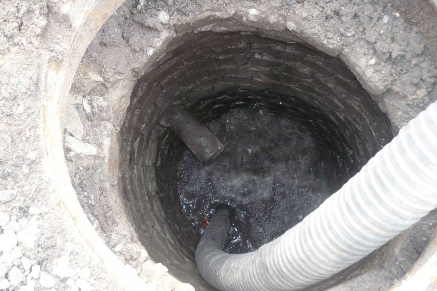 Чистка канализационного колодца